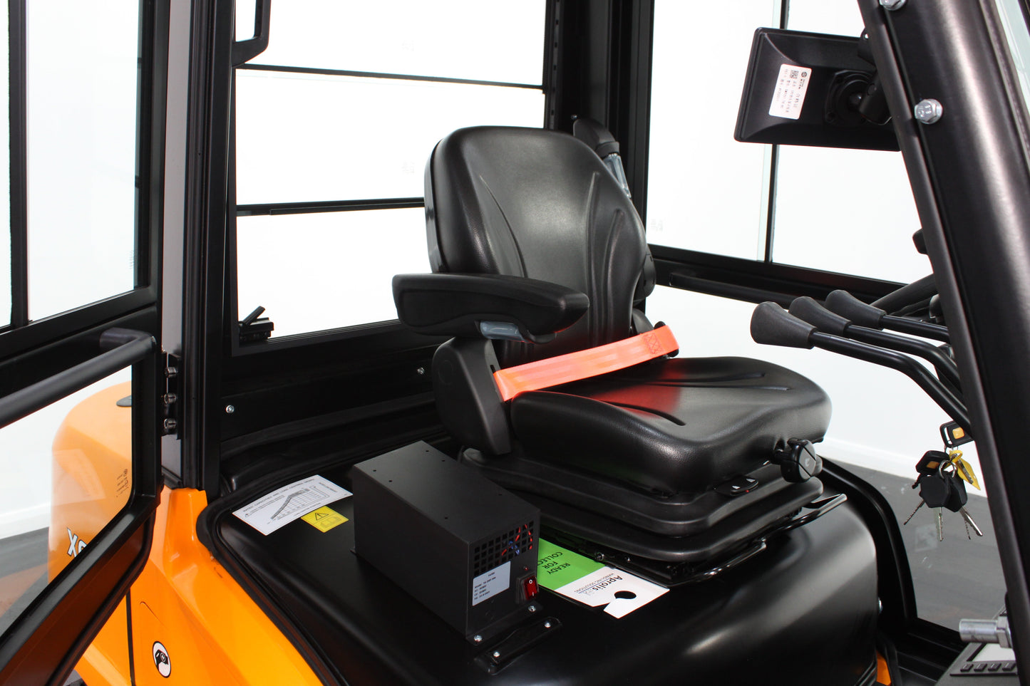 Hangcha XE438 3.8T | Full Cab Lithium Counterbalance | 4-Wheel Forklift