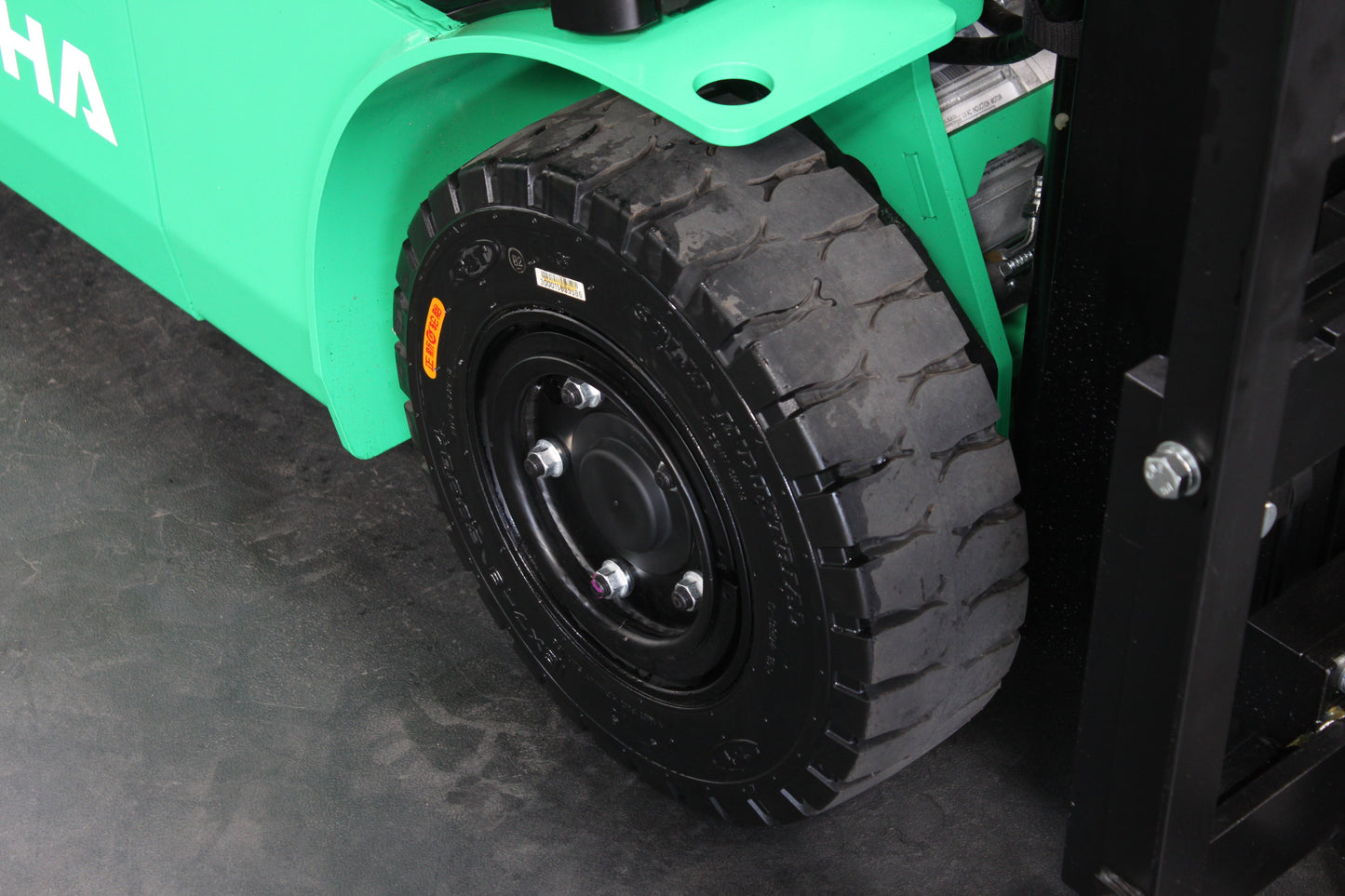 Hangcha XC318 1.8T | Half Cab Lithium Counterbalance | 3-Wheel Forklift