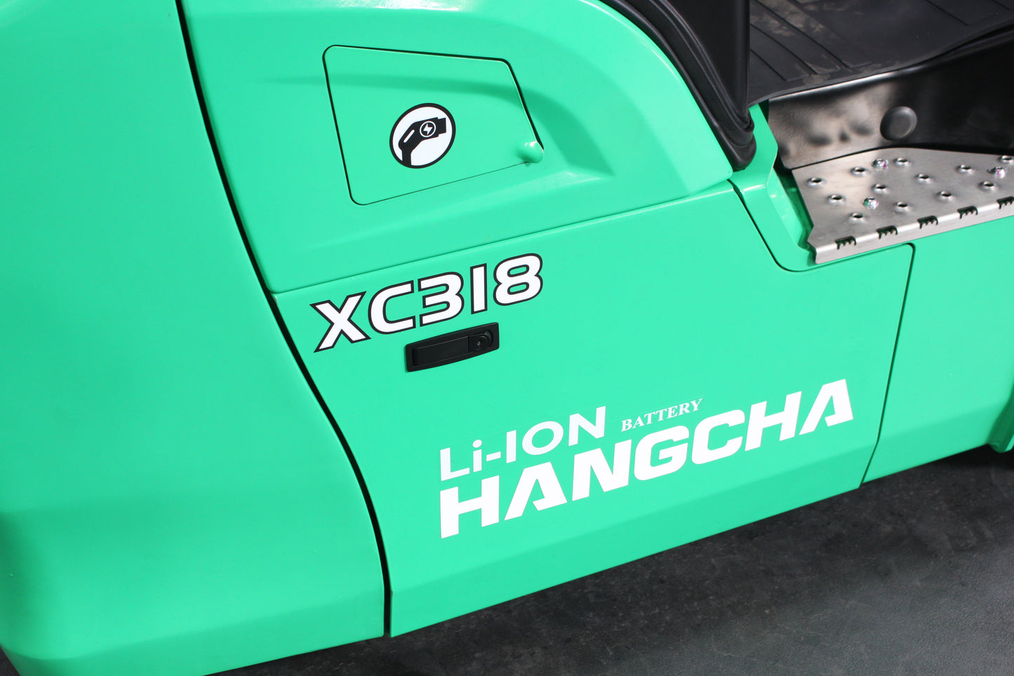 Hangcha XC318 1.8T | Half Cab Lithium Counterbalance | 3-Wheel Forklift