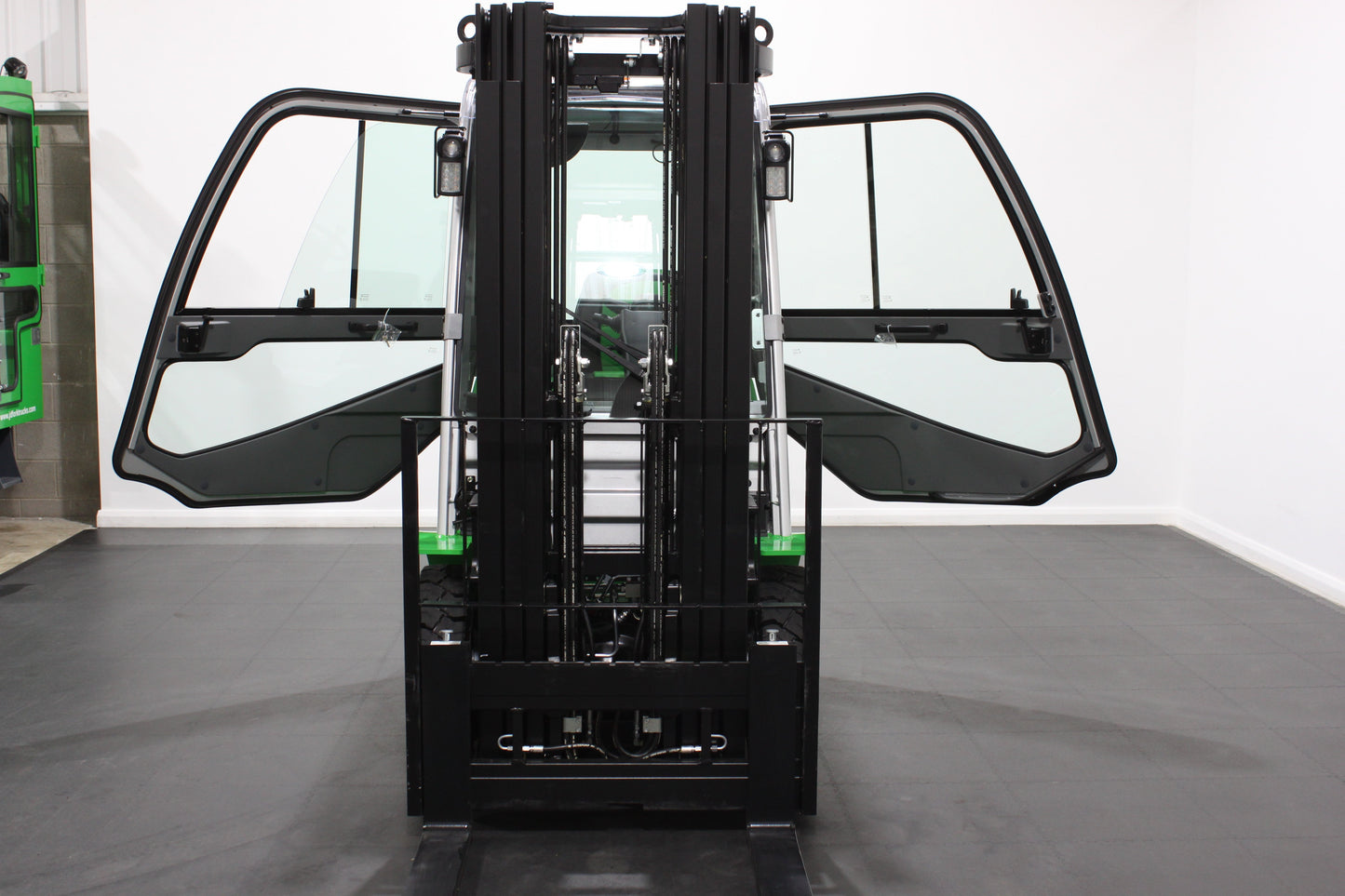 CESAB M325DV Torque Converter Diesel Counterbalance Forklift - Full Cab