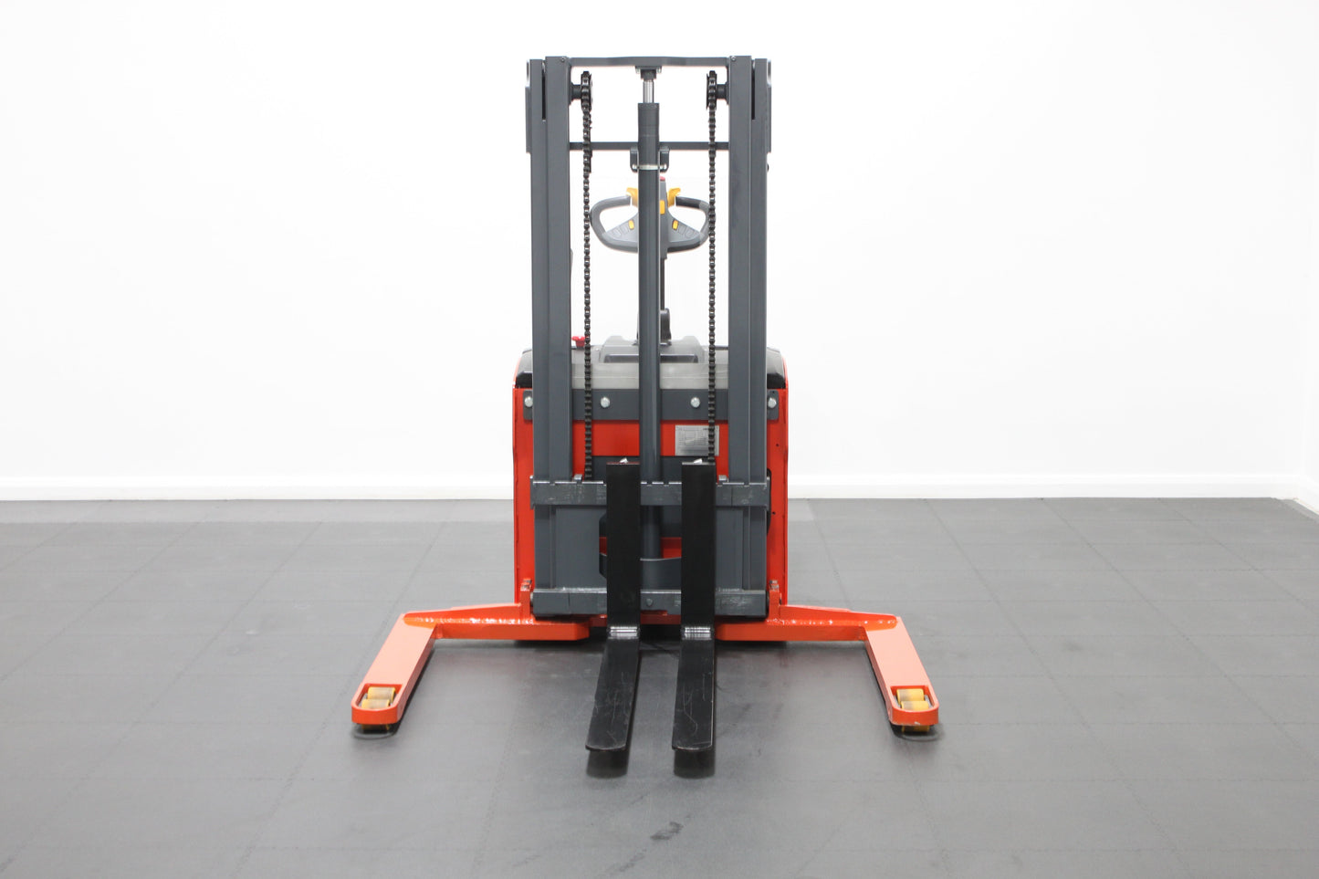 Mima mb15 extra wide straddle pallet stacker - Ride on