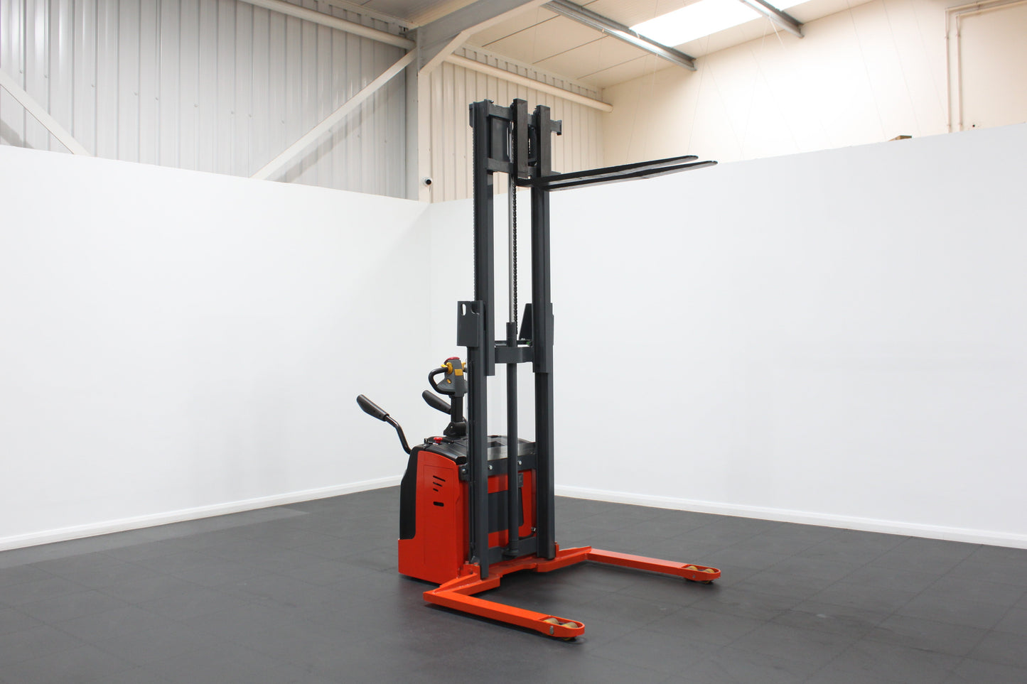 Mima mb15 extra wide straddle pallet stacker - Ride on