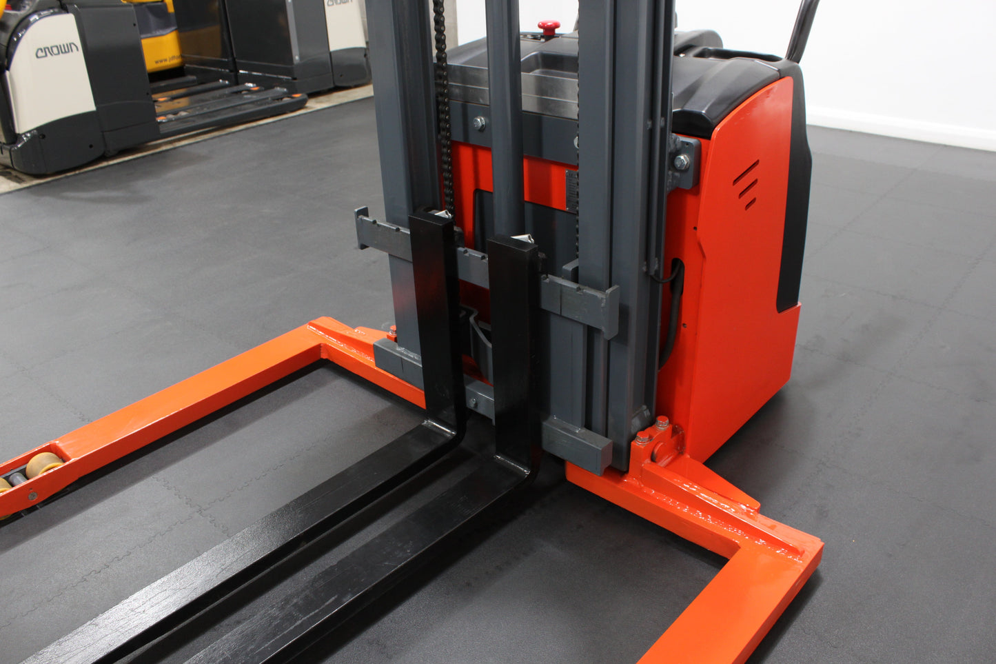 Mima mb15 extra wide straddle pallet stacker - Ride on
