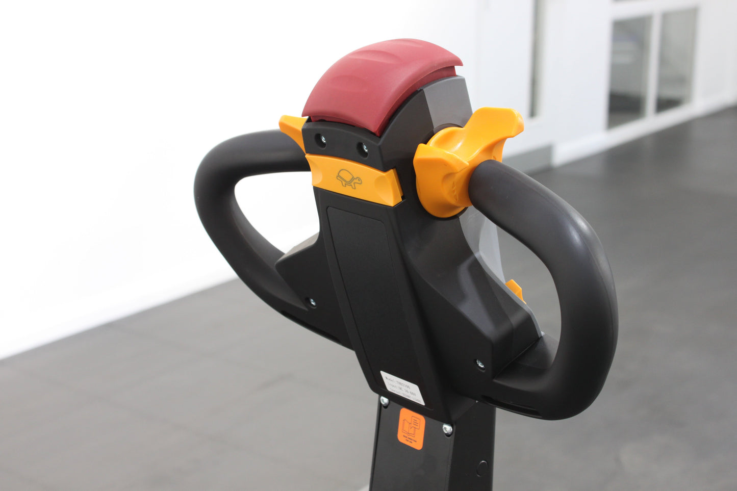 giraffe GET30P Stand-on Pallet truck–  3,000kg Capacity | Lithium-Ion Electric