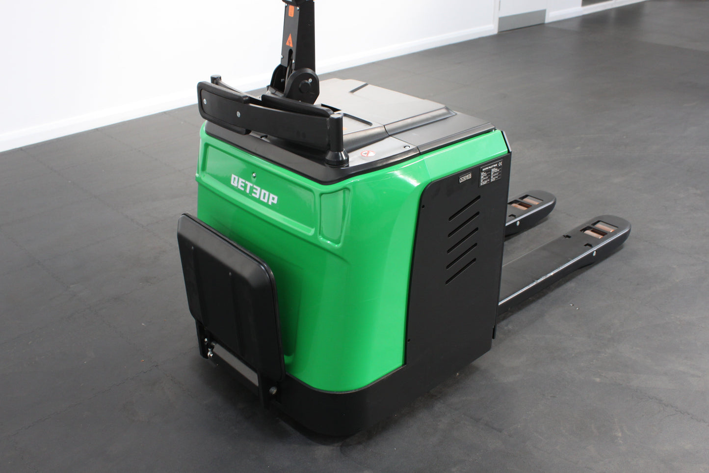 giraffe GET30P Stand-on Pallet truck–  3,000kg Capacity | Lithium-Ion Electric