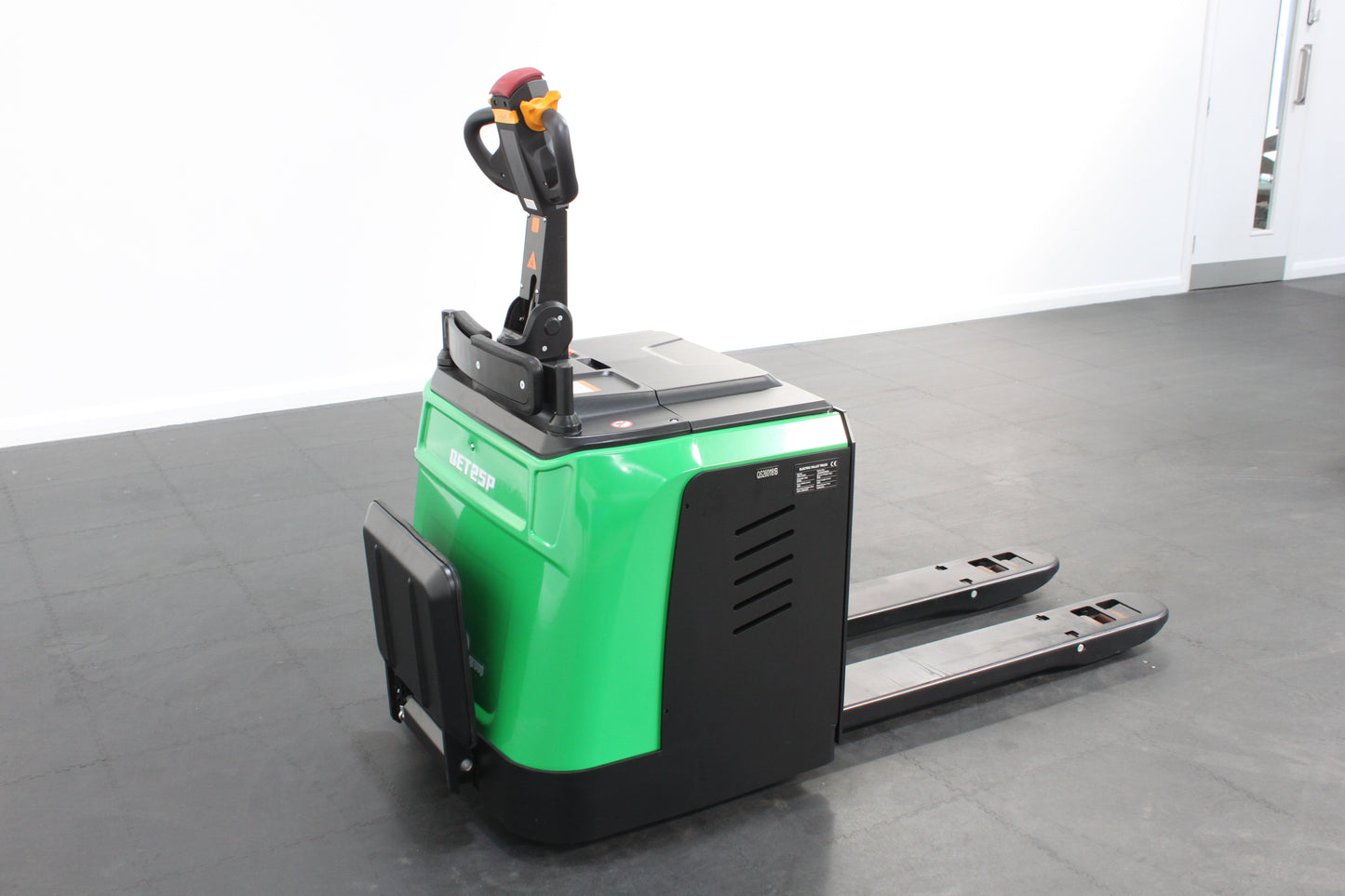 giraffe GET25P Stand-on Pallet truck–  2,500kg Capacity | Lithium-Ion Electric