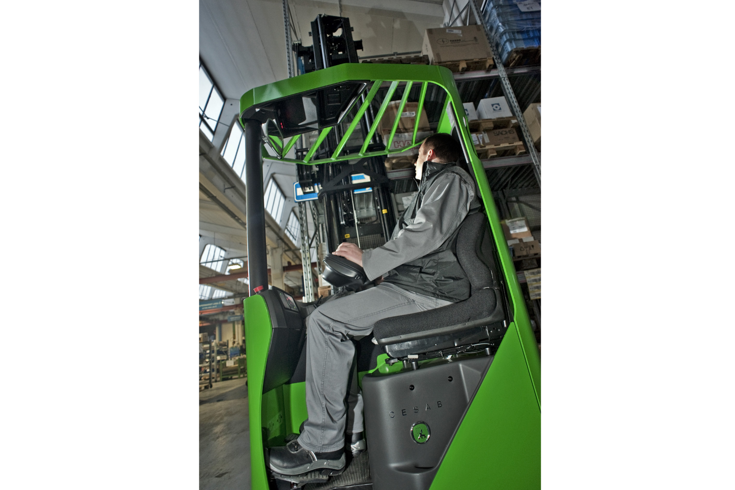CESAB R200 Compact Electric Reach Truck – 1200kg to 1600kg Capacity | High-Performance Electric Reach Truck for Narrow Aisles