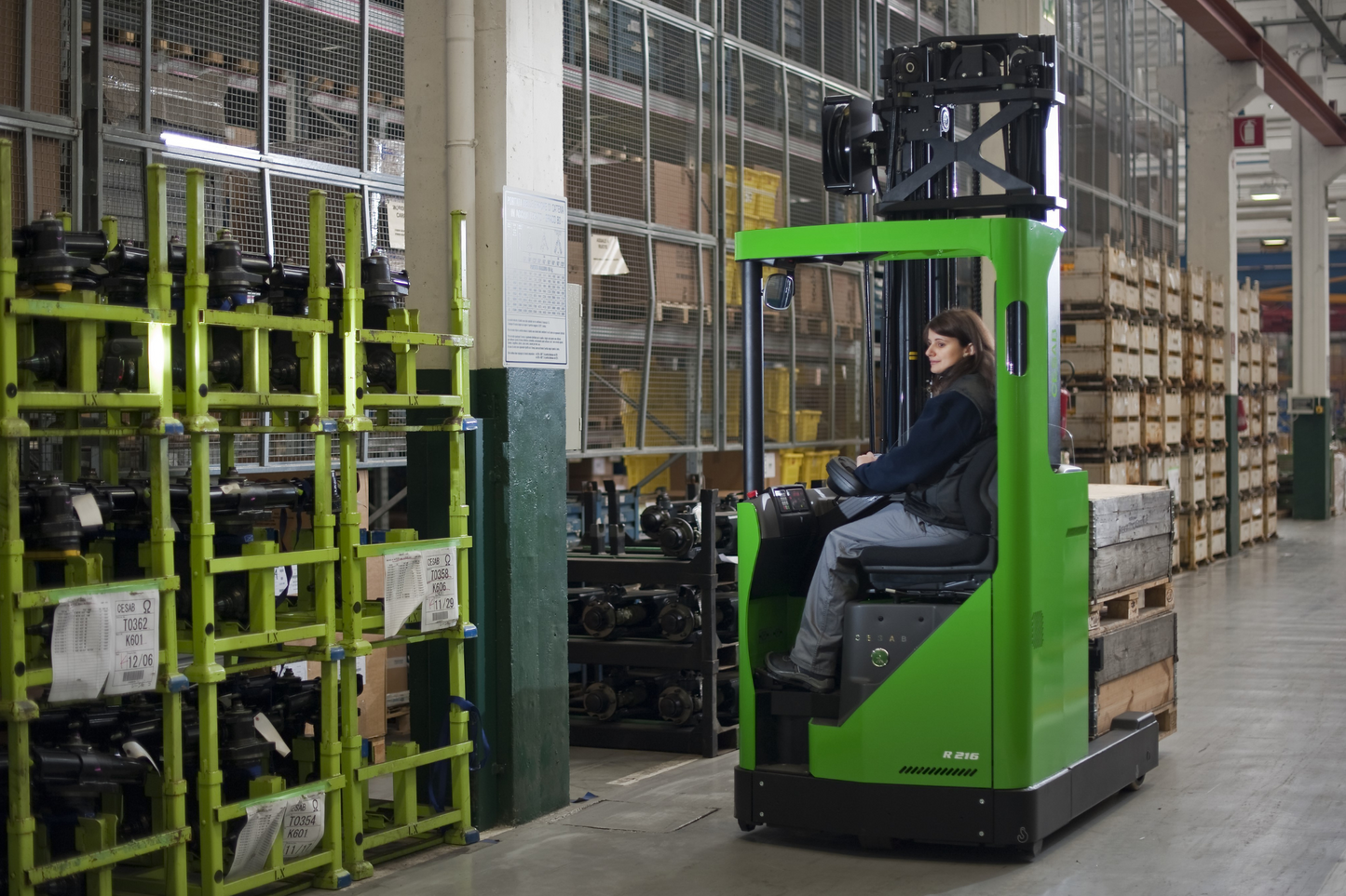CESAB R200 Compact Electric Reach Truck – 1200kg to 1600kg Capacity | High-Performance Electric Reach Truck for Narrow Aisles